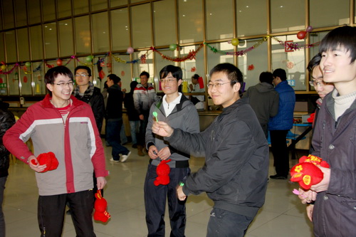 春節留校不孤寂 師生深情暖校園——校領導與寒假留校學生共度春節