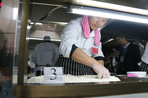 我校后勤集團(tuán)拉面大比武