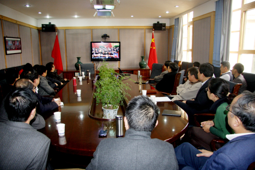 我校師生收看黨的十八大開幕會盛況之一