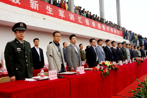 我校舉行2012級新生軍訓匯報表演