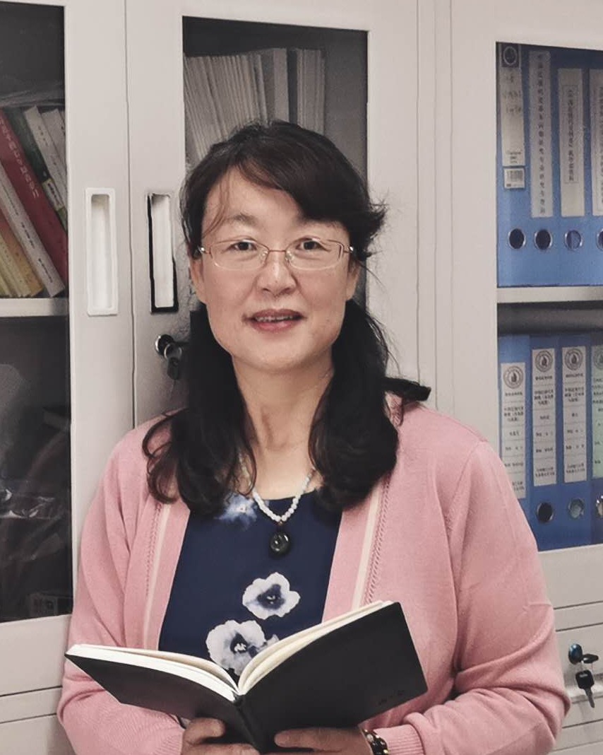 茍穎萍：做學生喜歡的“會系扣子”的思政課教師 | 2020年師德標兵風采展