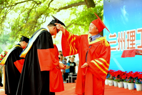 2012屆畢業生畢業典禮暨學位授予儀式隆重舉行