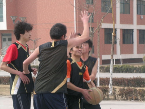 3月9日計算機與通信學院“友誼杯”籃球賽拉開帷幕