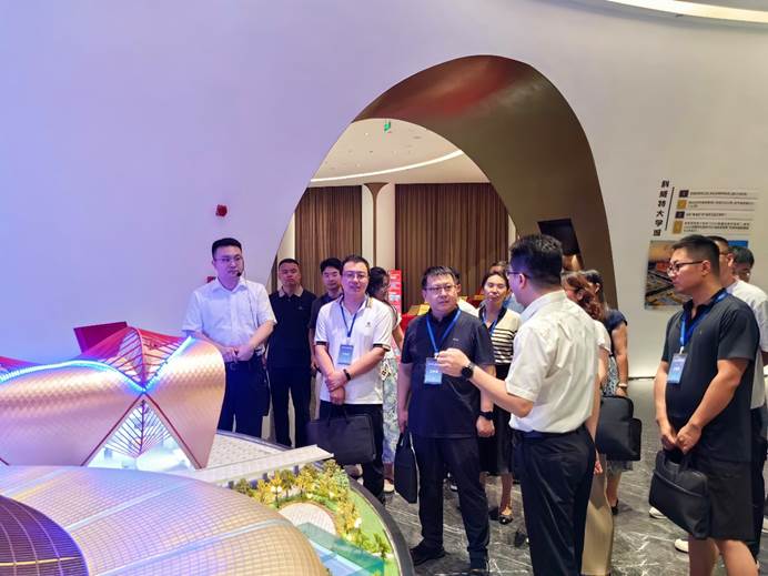 圖片包含 人, 室內, 站, 人們 AI 生成的內容可能不正確。