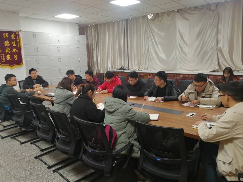 學院學生黨支部組織學習現場