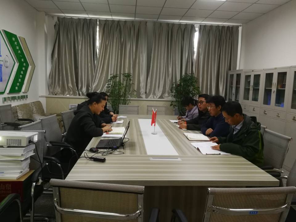 學院教師黨支部組織學習現場