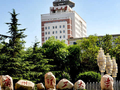 學校本部大門