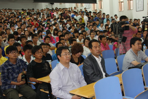 人文學院舉辦“中國法庭在高校”活動