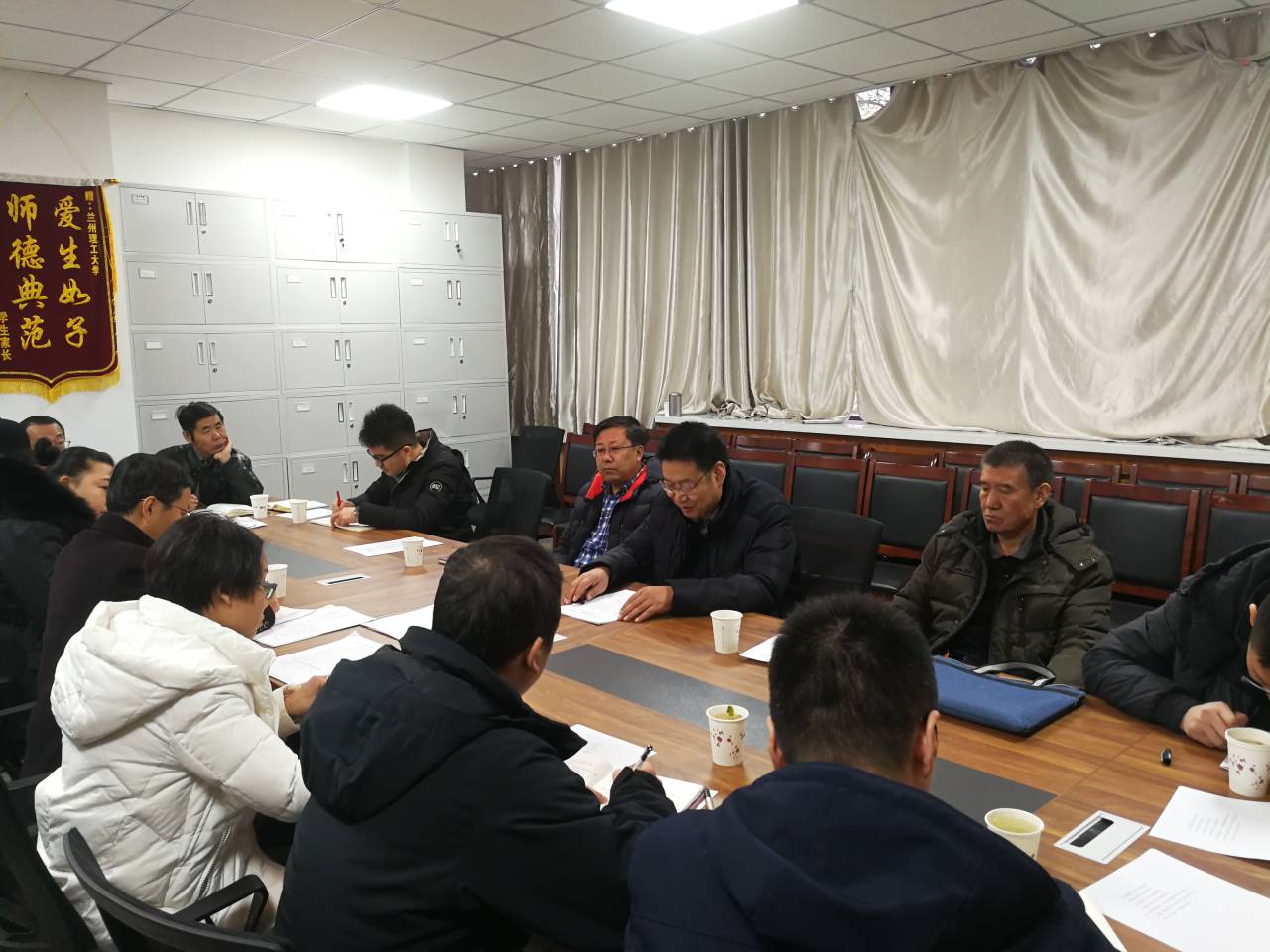 學校黨委副書記丁虎生點評民主生活會