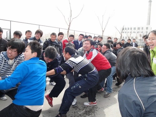 電信工程學(xué)院舉辦09級(jí)年級(jí)拔河比賽