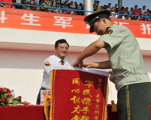 2010級(jí)本科生軍訓(xùn)匯報(bào)表演