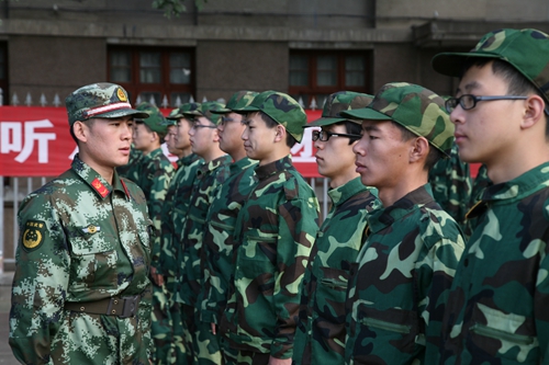 刻苦訓(xùn)練樹新風(fēng) 艱苦磨練強(qiáng)意志——2015級(jí)新生軍訓(xùn)掠影