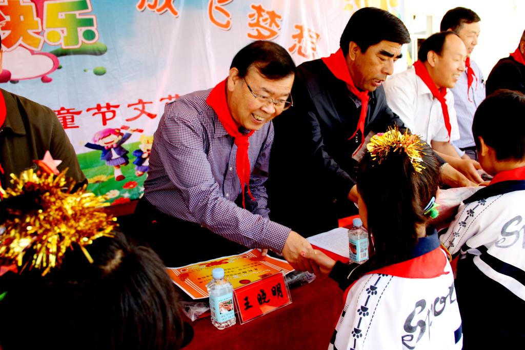 王曉明校長與果園鄉兒童共度“六一”