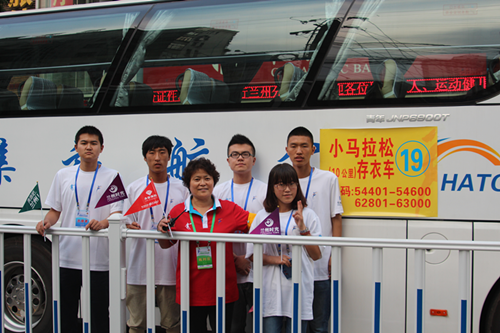 我校青年志愿者為蘭州國際馬拉松賽護航