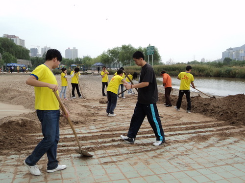機電學院青年志愿者開展保護母親河活動