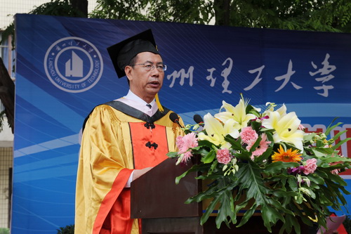 學校舉行2014年畢業(yè)典禮暨學位授予儀式