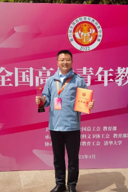 王景玄：方寸講臺見匠心 照亮學(xué)生成才路