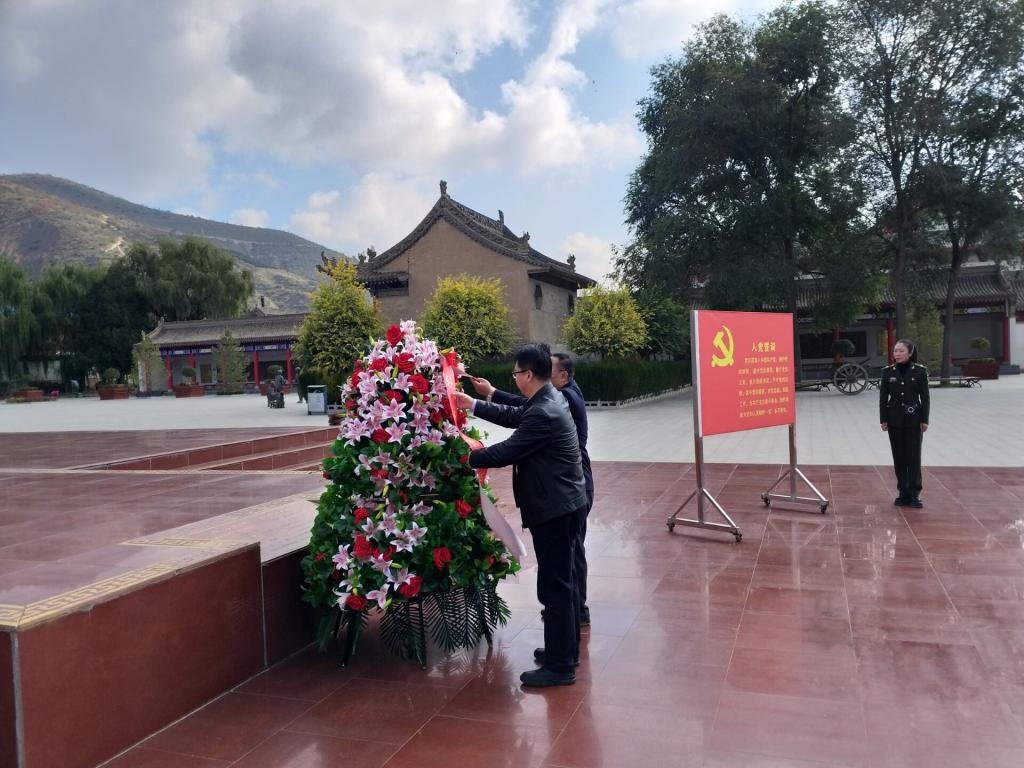 敬獻(xiàn)花籃 敬獻(xiàn)花籃