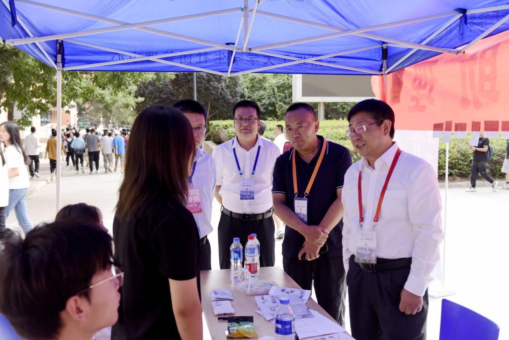 學(xué)校領(lǐng)導(dǎo)檢查兩校區(qū)迎新工作