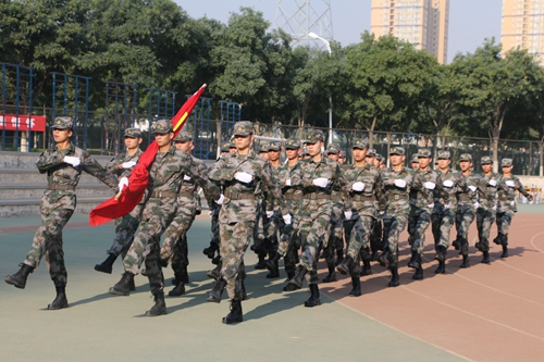 2015級(jí)新生軍訓(xùn)匯報(bào)表演暨開學(xué)典禮