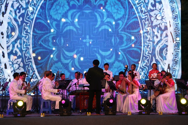 “宜海清韻”奏弦歌 紅柳依依送學子